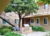 Canyon Garden Apartments in Azusa, CA - Foto de edificio - Building Photo