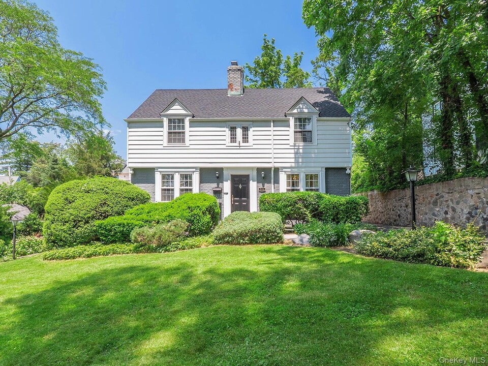 221 Manhasset Ave in Manhasset, NY - Building Photo