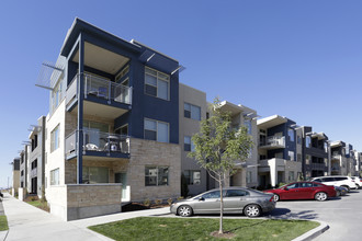 Eaglewood Lofts in North Salt Lake, UT - Foto de edificio - Building Photo