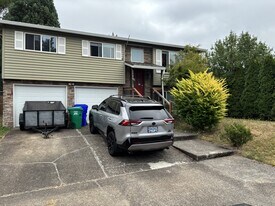 7706 SE 104th Ave in Portland, OR - Building Photo