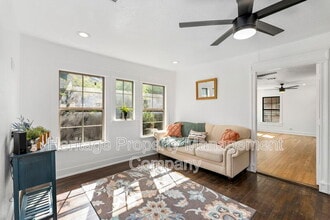 1214 W Summit Ave. in San Antonio, TX - Foto de edificio - Building Photo
