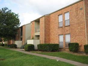 Mill Creek Apartments in Wharton, TX - Building Photo - Building Photo