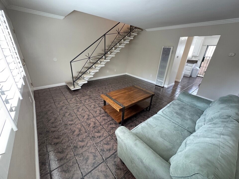 1126 W 37th Pl, Unit 1 in Los Angeles, CA - Foto de edificio