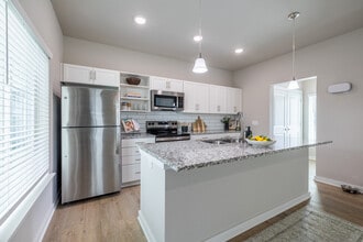 Cottages at Abbott Station in Zephyrhills, FL - Building Photo - Interior Photo