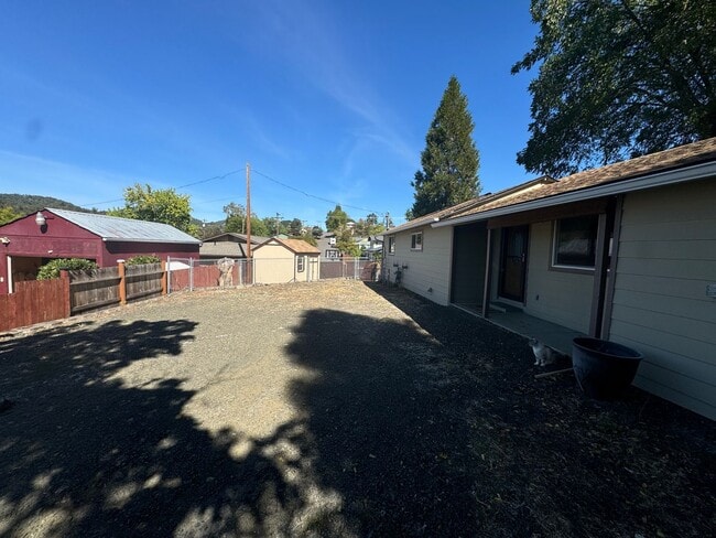 1647 NW Mulholland Dr in Roseburg, OR - Building Photo - Building Photo