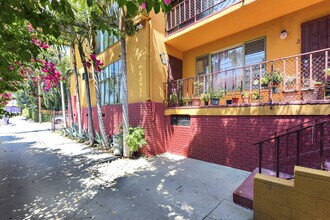 4052 Chevy Chase Dr, Unit 7 in Los Angeles, CA - Foto de edificio - Building Photo