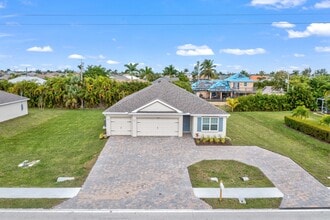 1903 Cape Coral Pky W in Cape Coral, FL - Foto de edificio - Building Photo