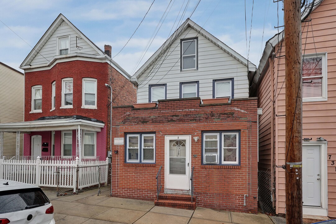 729 Cortlandt St in Perth Amboy, NJ - Building Photo