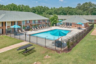 University Oaks in Athens, GA - Foto de edificio - Building Photo