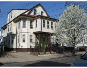 111 Webster Ave in Cambridge, MA - Foto de edificio - Building Photo