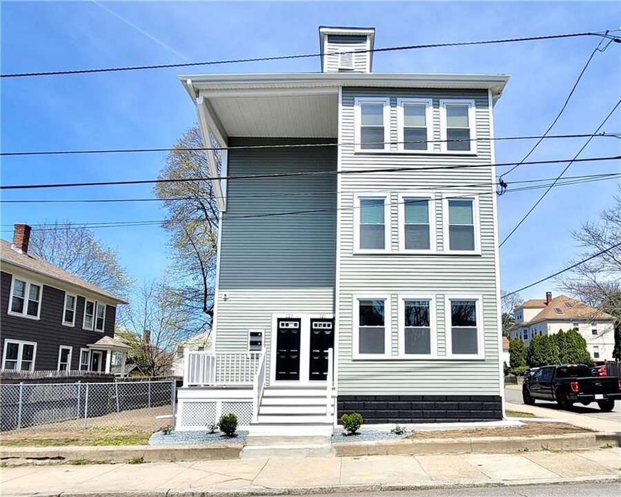 121 Lowden St in Pawtucket, RI - Foto de edificio