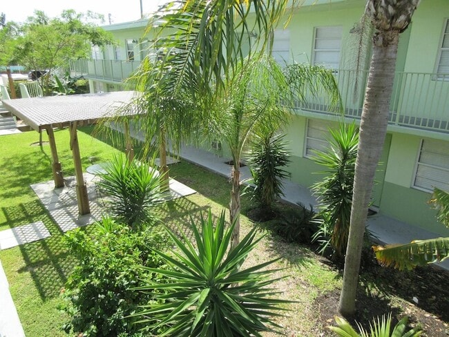 1118 N H St, Unit 2 in Lake Worth Beach, FL - Building Photo - Building Photo