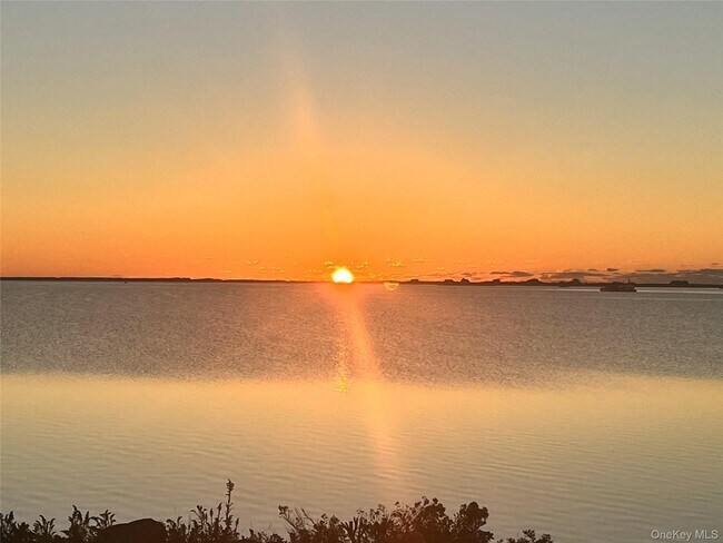 21 Bayside Ave in East Quogue, NY - Building Photo - Building Photo