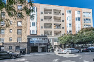 140-75 Ash Ave in Flushing, NY - Foto de edificio - Building Photo