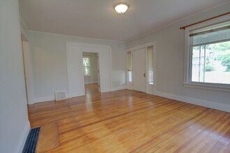 1127 11th St-Unit -Apt 1 in Moline, IL - Building Photo - Building Photo