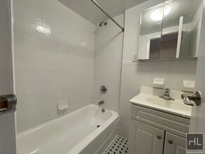 Second Avenue, Unit 2N in New York, NY - Foto de edificio - Building Photo