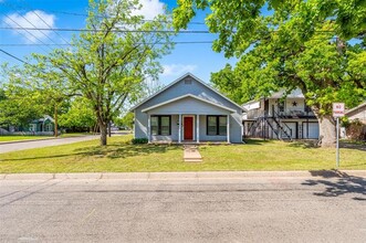 224 W Doyle St in Granbury, TX - Building Photo - Building Photo