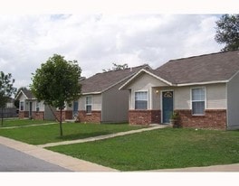 Hewitt Place in Siloam Springs, AR - Building Photo