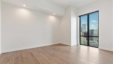 315 S Cesar Chavez Blvd-Unit -1904 in Dallas, TX - Building Photo - Building Photo