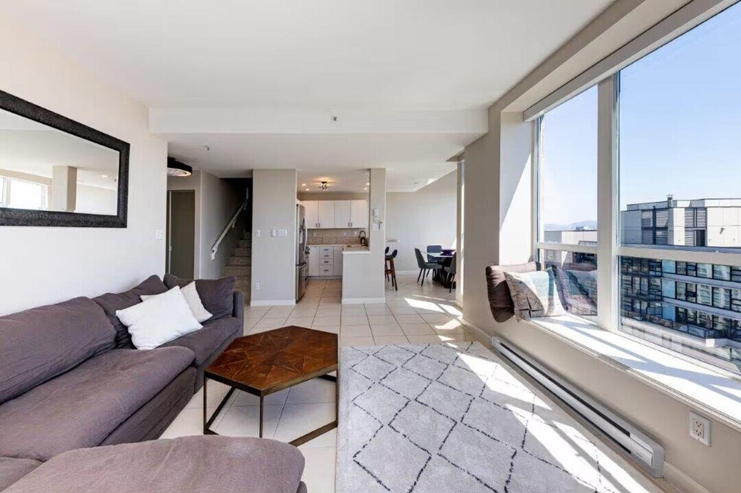 507-909 Mainland St in Vancouver, BC - Building Photo