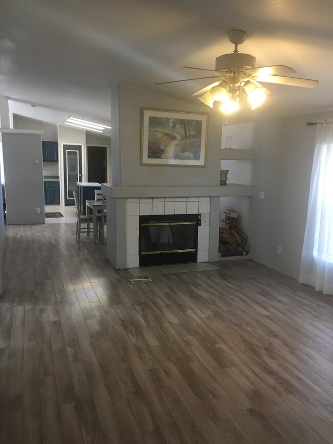 21272 Morro Rd in Apple Valley, CA - Foto de edificio - Building Photo