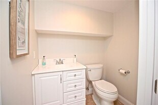 190 Coggeshall Ave, Unit 1A in Newport, RI - Building Photo