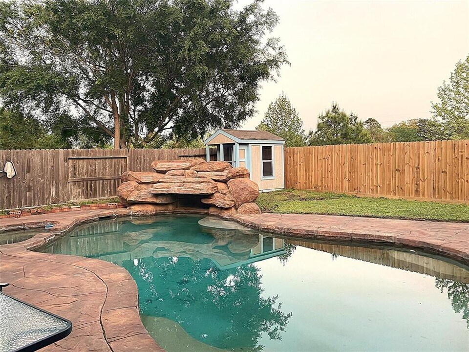 7710 Misty Fern Ct in Houston, TX - Building Photo