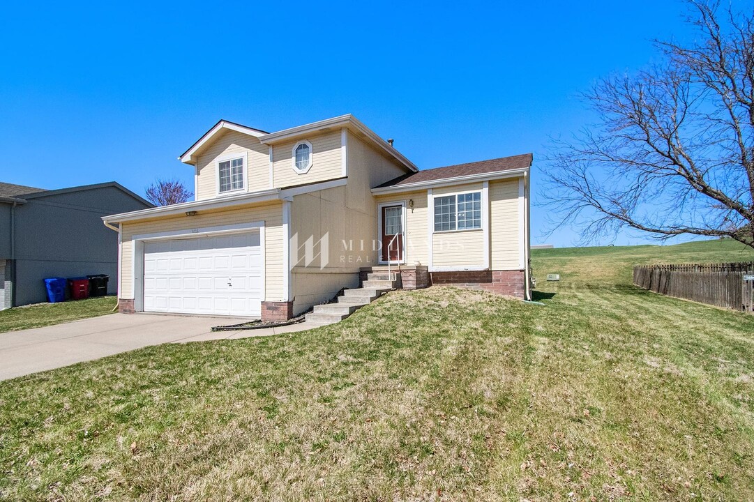 1406 Beaufort Dr in Papillion, NE - Building Photo
