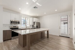 7621 E University Dr in Mesa, AZ - Building Photo