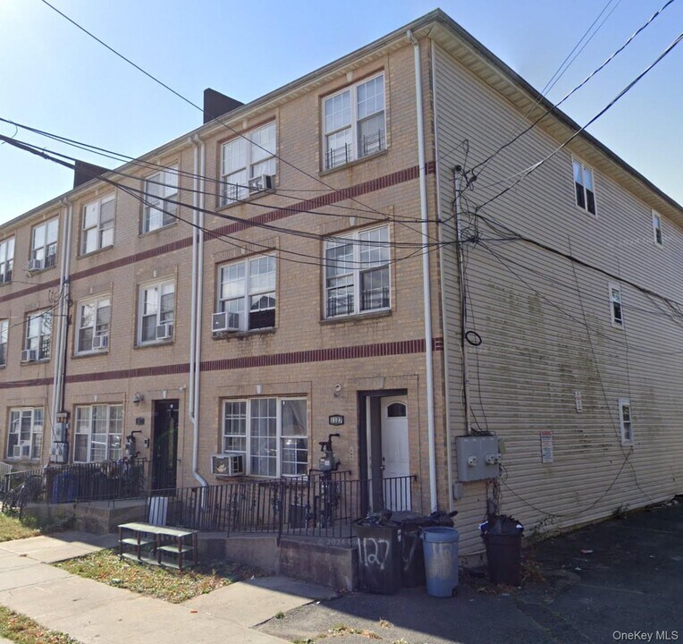1127 Macbrite Ave in Queens, NY - Foto de edificio