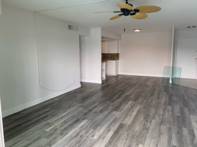 10355 Paradise Blvd in Treasure Island, FL - Building Photo - Building Photo