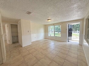 4830 Treasure Dr in New Port Richey, FL - Foto de edificio - Building Photo