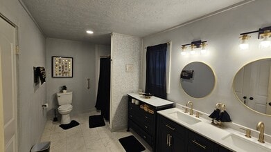 715 Sabine St in Brenham, TX - Building Photo - Building Photo