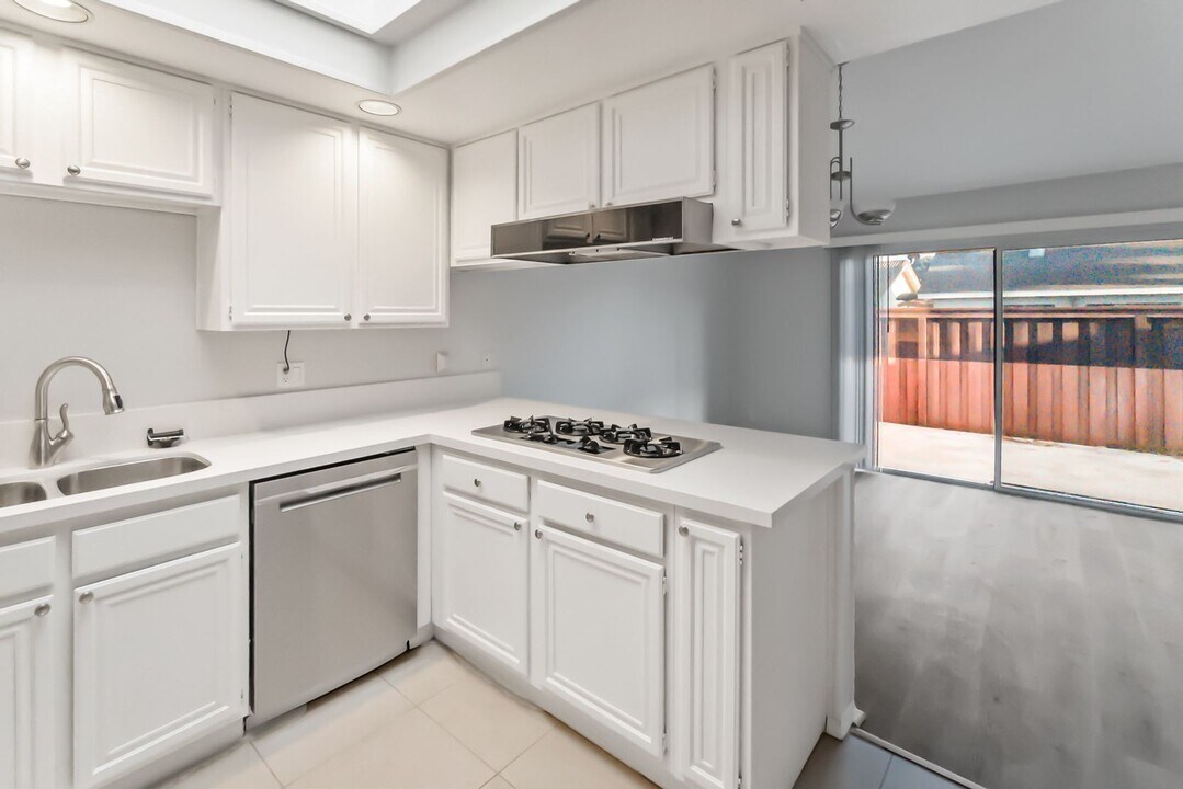 8262 Manifesto Cir in Huntington Beach, CA - Building Photo
