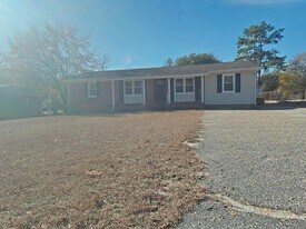 3320 Forest Lake Dr in Hope Mills, NC - Building Photo
