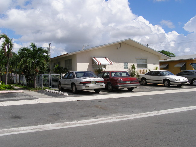 489 E 26th St in Hialeah, FL - Building Photo - Building Photo