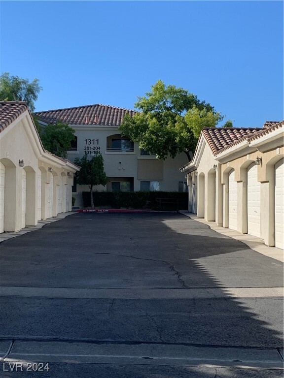 1311 Red Gable Ln in Las Vegas, NV - Building Photo - Building Photo