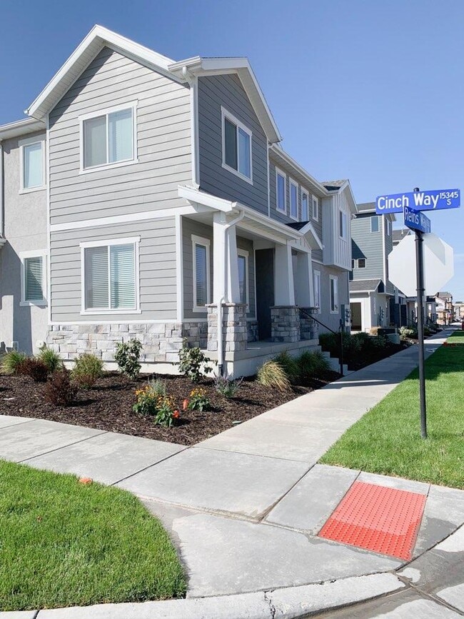 1264 W Cinch Way, Unit Corner Townhouse in Bluffdale, UT - Building Photo - Building Photo