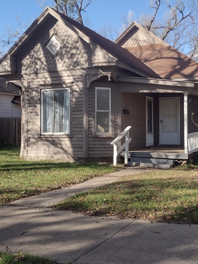 310 E 7th Ave in Hutchinson, KS - Building Photo - Building Photo