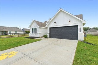 130 Lk Wy Cir in Anahuac, TX - Building Photo - Building Photo