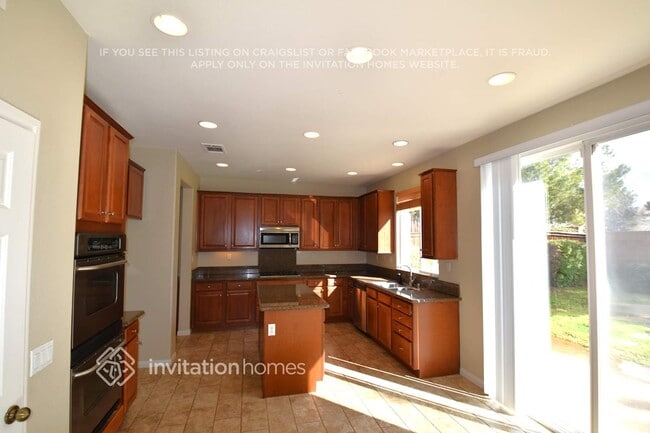 1066 Queen Annes Ln in Beaumont, CA - Building Photo - Building Photo