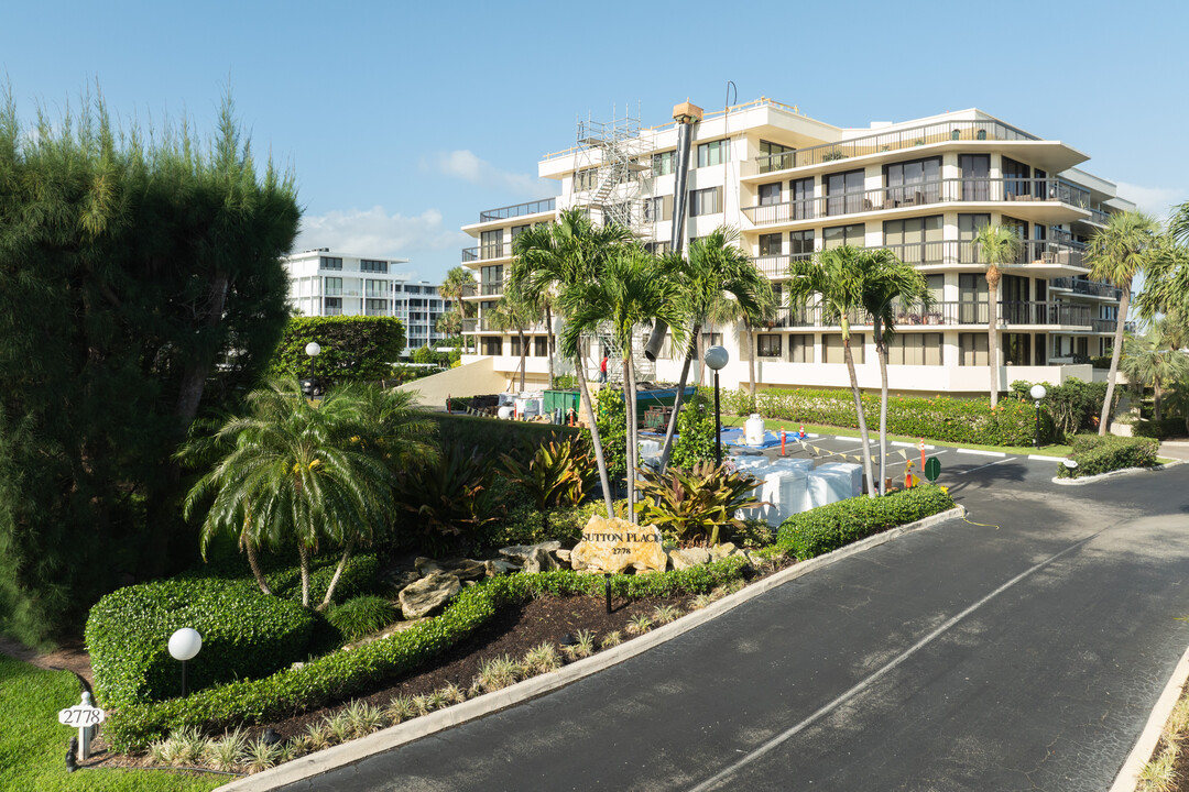 Sutton Place in Palm Beach, FL - Foto de edificio