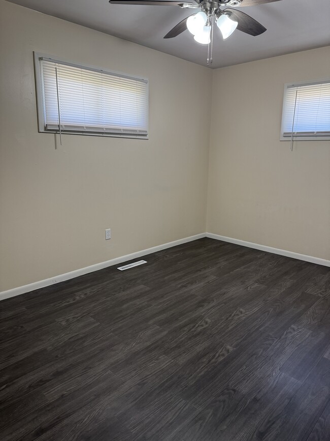 502 N Cedar St in Hoisington, KS - Building Photo - Building Photo