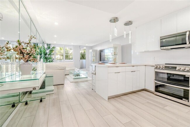 100 Lincoln Rd, Unit 323 in Miami Beach, FL - Building Photo - Building Photo