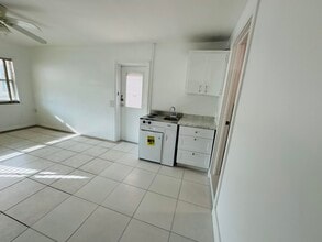 1330 N J Terrace in Lake Worth Beach, FL - Building Photo - Building Photo