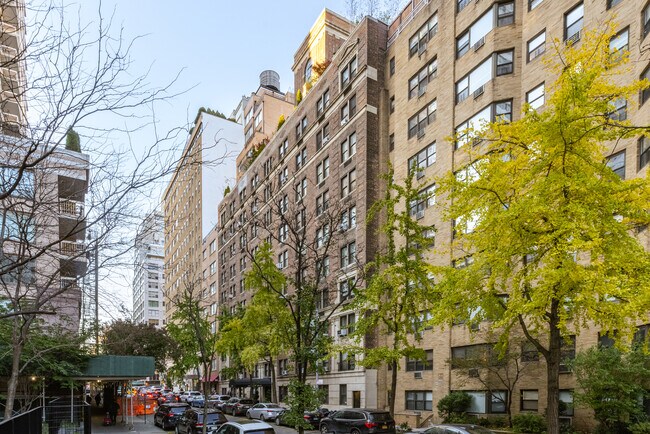 205 E 69th St in New York, NY - Building Photo - Building Photo