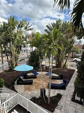 7710 Harding Ave in Miami Beach, FL - Foto de edificio - Building Photo