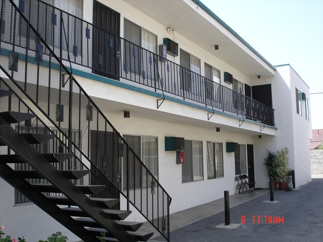 6821 Ben Ave #7 in North Hollywood, CA - Foto de edificio - Building Photo