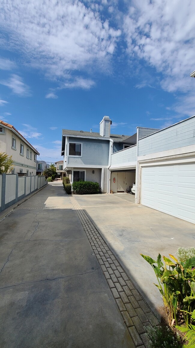 2314 Clark Ln in Redondo Beach, CA - Foto de edificio - Building Photo