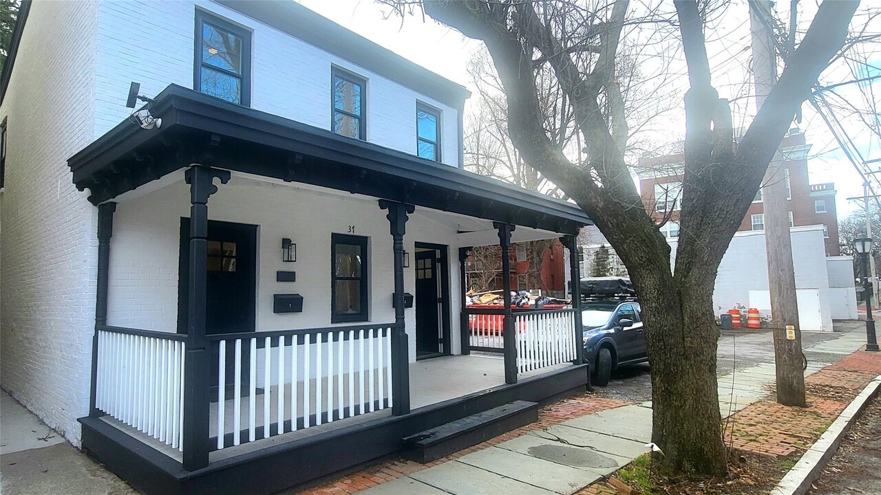 37 S Perry St in Poughkeepsie, NY - Building Photo